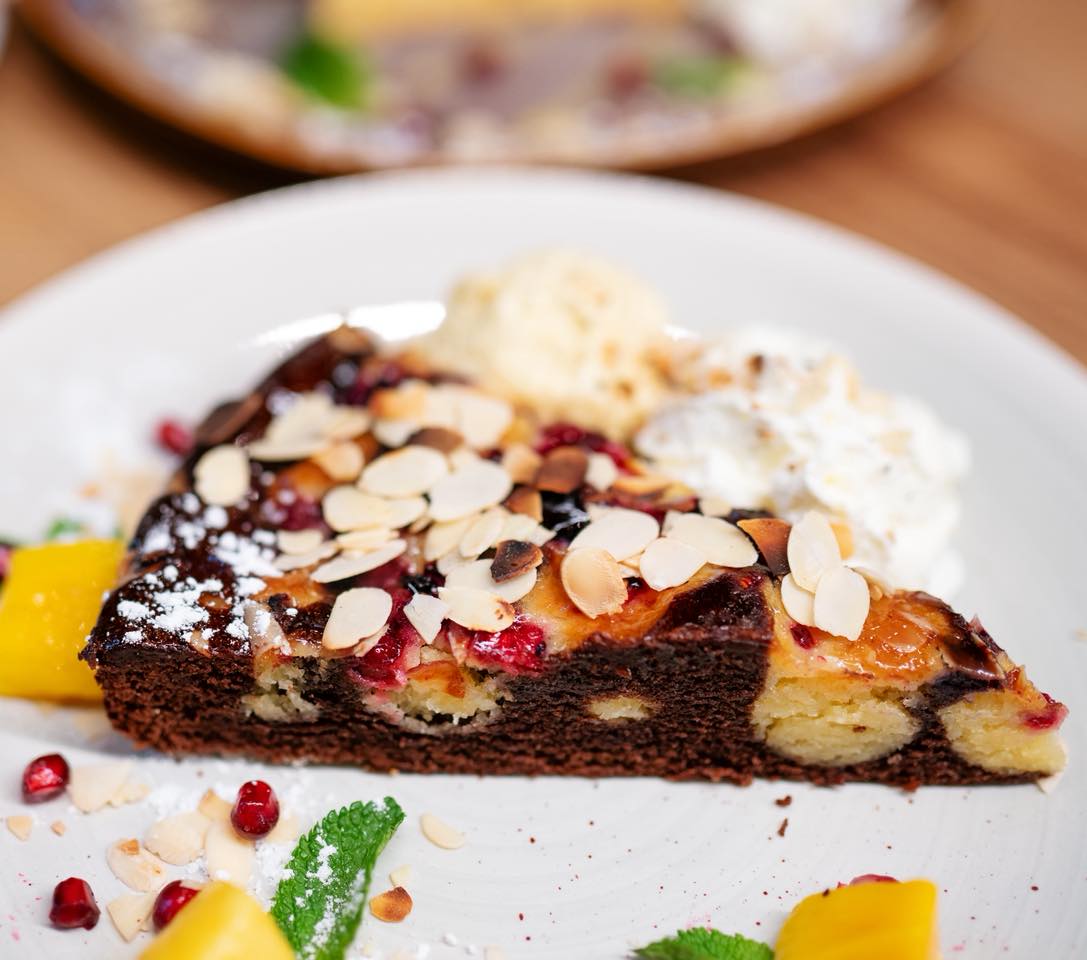 Pierogi i sos w restauracji Zajma